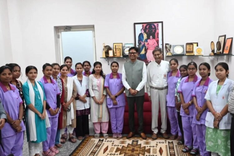 सत्य साईं अस्पताल में छत्तीसगढ़ की बेटियों से मिले वित्त मंत्री ओ.पी. चौधरी, स्थानीय युवाओं को रोजगार देने पर दिया जोर