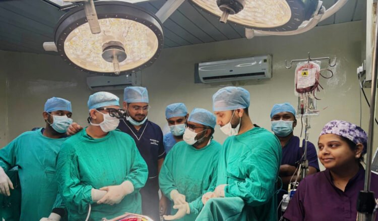 अम्बेडकर अस्पताल के कैंसर सर्जरी विभाग की बड़ी उपलब्धि, हृदय और फेफड़े की प्रमुख संरचनाओं से चिपकी कैंसर की जटिल गांठ को सफलतापूर्वक निकाला