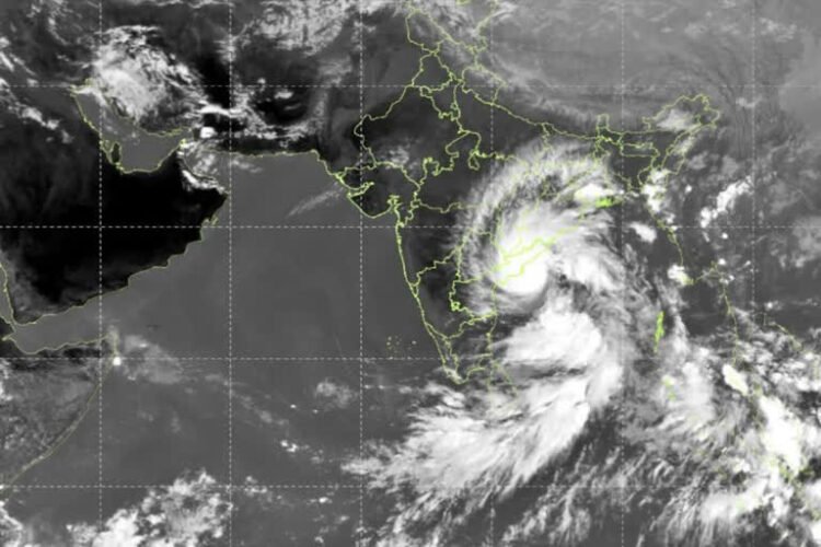 छत्तीसगढ़ में चक्रवाती तूफान का असर, 5 जिलों में रेड अलर्ट; कई जिलों में स्कूल बंद