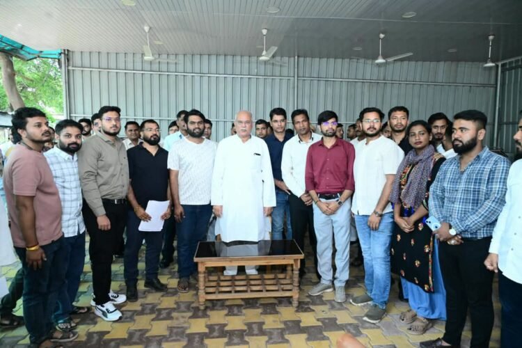 CGPSC मुख्य परीक्षा के अभ्यर्थियों ने भूपेश बघेल से की मुलाकात, पुनर्मूल्यांकन और RTI से कॉपी देने की मांग