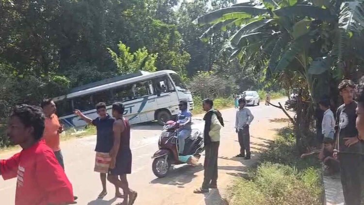रायगढ़-जशपुर में 3 सड़क हादसों में 4 युवकों की मौत, गुस्साए ग्रामीणों ने सड़क पर टायर जलाकर किया चक्काजाम