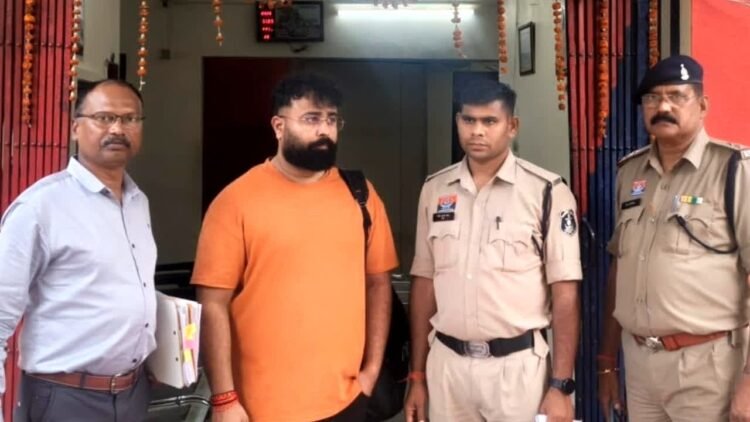 धमतरी में शेयर ट्रेडिंग के नाम पर 3.12 करोड़ की ठगी, हर महीने 4% मुनाफे का लालच देकर फरार आरोपी इंदौर से गिरफ्तार