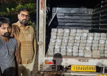 दुर्ग में पुलिस की बड़ी कार्रवाई, पिकअप के सीक्रेट चेंबर से मिले ₹4 करोड़, दो लोग हिरासत में