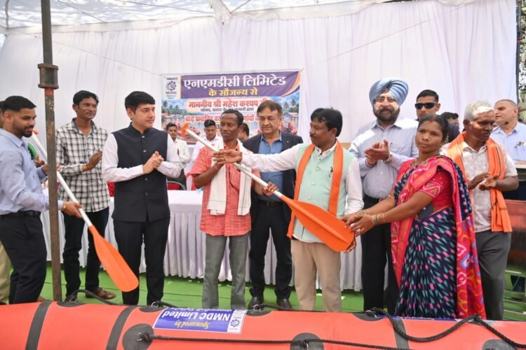 बस्तर में बाढ़ से बचाव के लिए एनएमडीसी की पहल, जिला प्रशासन को 4 स्पीड बोट उपलब्ध