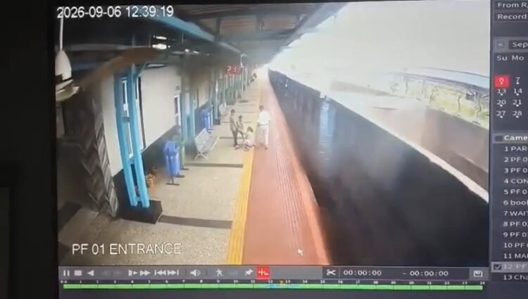मालगाड़ी के सामने जाने वाली महिला को स्टेशन मास्टर ने बचाया, बच्चे की सजगता से टली अनहोनी