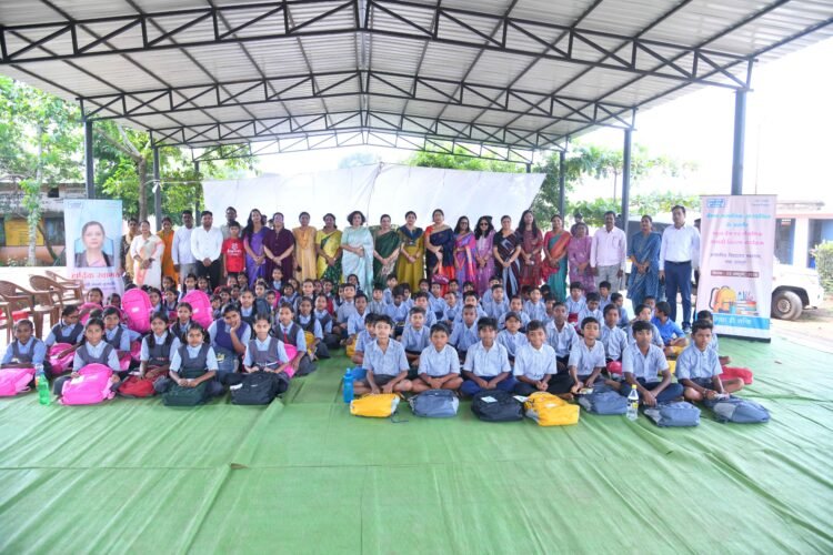 एनटीपीसी की सीएसआर पहल: नवागांव स्कूल में 100 विद्यार्थियों को स्कूल बैग और शैक्षणिक सामग्री वितरित