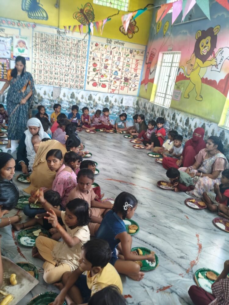 वार्ड क्रमांक 28 में नौ आंगनबाड़ी केंद्रों का सामूहिक गोद भराई एवं सम्मान समारोह आयोजित-इकराम