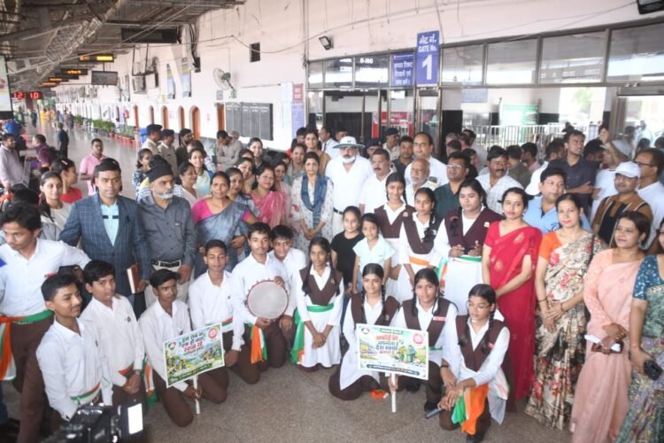 रायपुर रेल मंडल में ‘स्वच्छ भारत दिवस’ पर शपथ और श्रमदान, यात्रियों को स्वच्छता का संदेश