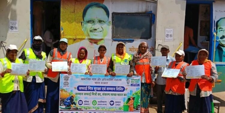 सफाई मित्रों को हेल्थ कार्ड एवं आयुष्मान कार्ड का वितरण, एमआरएफ प्लांटों में स्वास्थ्य परीक्षण शिविर आयोजित