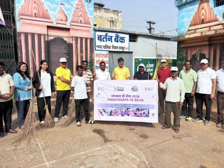 गांधी जयंती पर रायपुर में स्वच्छता अभियान, 10 जोनों में निगम अधिकारियों और नागरिकों ने किया श्रमदान