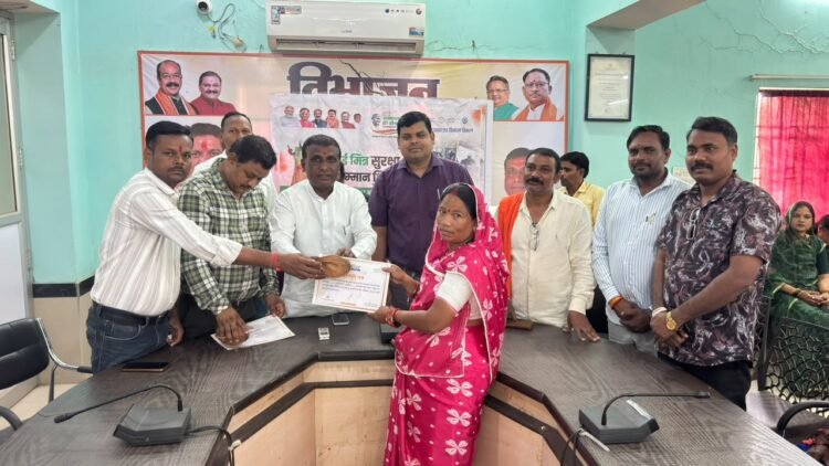 नगर पालिका अध्यक्ष चंद्रप्रकाश चंद्रवंशी ने कहा-स्वच्छता कर्मचारियों की परिश्रम से सुंदर और स्वच्छ बन रहा कवर्धा
