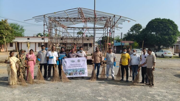 स्वच्छता ही सेवा एवं सेवा ही संकल्प अभियान के तहत नगर पंचायत माना कैंप में विशेष स्वच्छता अभियान
