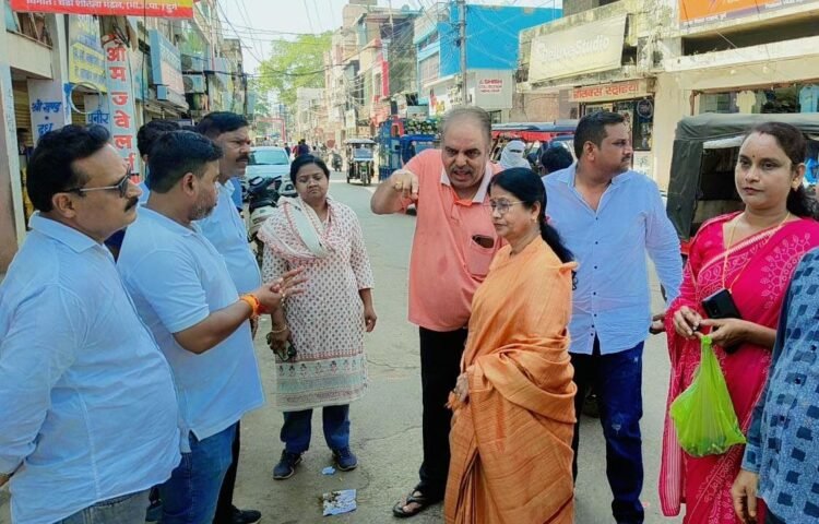 जर्जर दुकानों की मरम्मत को लेकर अधिकारियों के साथ जल्द होगी बैठक, महापौर अलका बाघमार