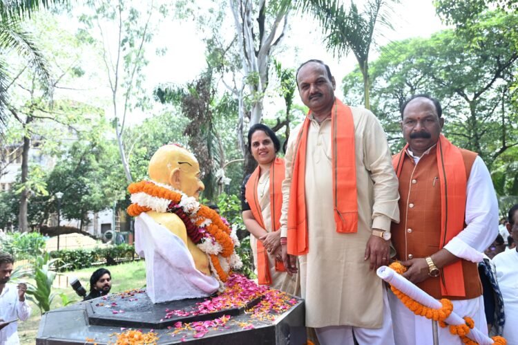 गांधी जयंती पर रायपुर टाउनहॉल में पुष्पांजलि, महापौर मीनल चौबे और सभापति सूर्यकांत राठौड़ ने किया नमन