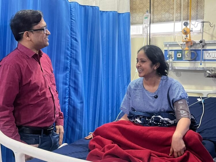 यूएसए में रहने वाली महिला ने ओम हॉस्पिटल में कराई प्लास्टिक सर्जरी, उसी दिन छुट्टी