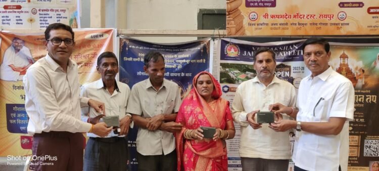 चातुर्मास के 50 दिनों में 100 से ज्यादा बुजुर्गों को श्रवण यन्त्र वितरण