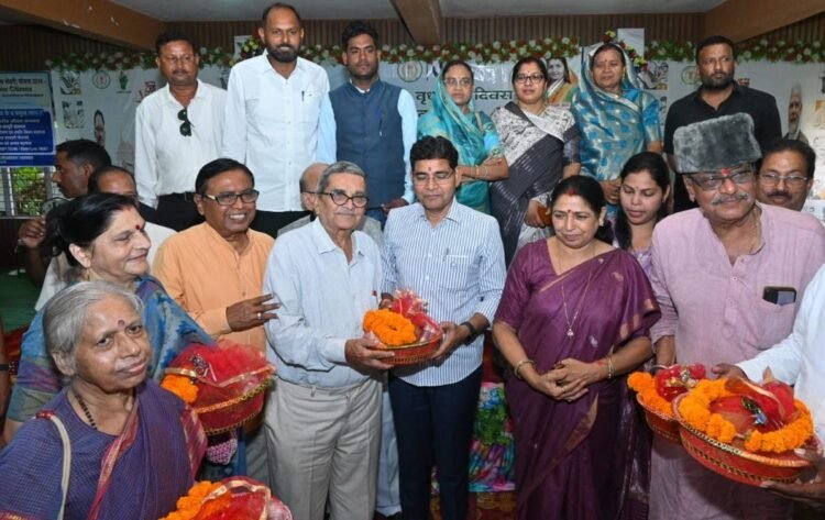 बलौदाबाजार में 180 वरिष्ठ नागरिकों का सम्मान, शॉल-श्रीफल भेंटकर किया अभिनंदन