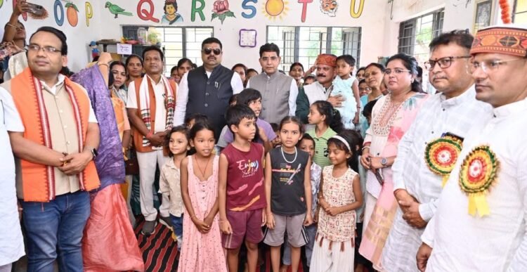 सारंगढ़ में ‘आंगन मिलन सेवा समारोह’, मंत्रियों ने गर्भवती महिलाओं की कराई गोदभराई; बच्चों से किया आत्मीय संवाद