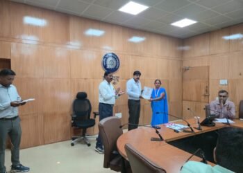 “रायपुर रेल मंडल में संरक्षा के प्रति सजग रेलकर्मियों को मंडल रेल प्रबंधक दयानंद ने सम्मानित किया”