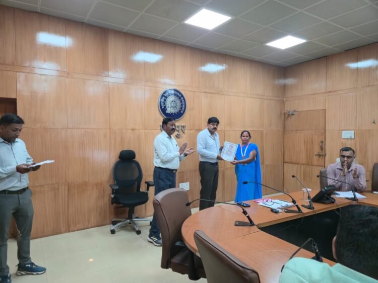 “रायपुर रेल मंडल में संरक्षा के प्रति सजग रेलकर्मियों को मंडल रेल प्रबंधक दयानंद ने सम्मानित किया”