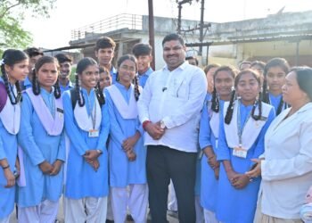 स्कूल से लौट रहे बच्चों के बीच पहुंचे मंत्री गजेन्द्र यादव, सेलूद स्कूल में साइकिल स्टैंड-बाउंड्रीवाल और वॉलीबॉल ग्राउंड की घोषणा