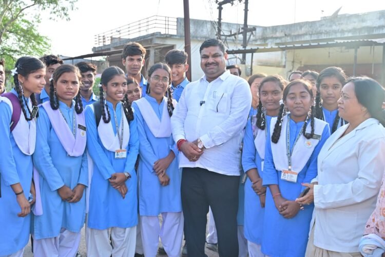 स्कूल से लौट रहे बच्चों के बीच पहुंचे मंत्री गजेन्द्र यादव, सेलूद स्कूल में साइकिल स्टैंड-बाउंड्रीवाल और वॉलीबॉल ग्राउंड की घोषणा