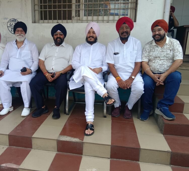 प्रसिद्ध रागी भाई बबीहा ने पूर्व विधायक कुलदीप जुनेजा के कार्यालय पहुंचकर दवाई के लंगर की सराहना की