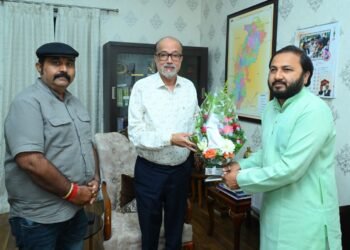राज्यपाल रमेन डेका से मिले बस्तर राज परिवार के कमल चंद्र भंज देव, बस्तर दशहरा में शामिल होने का दिया निमंत्रण