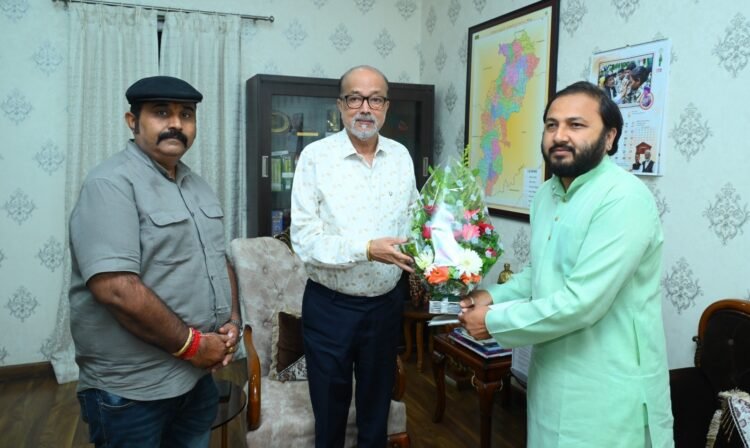 राज्यपाल रमेन डेका से मिले बस्तर राज परिवार के कमल चंद्र भंज देव, बस्तर दशहरा में शामिल होने का दिया निमंत्रण