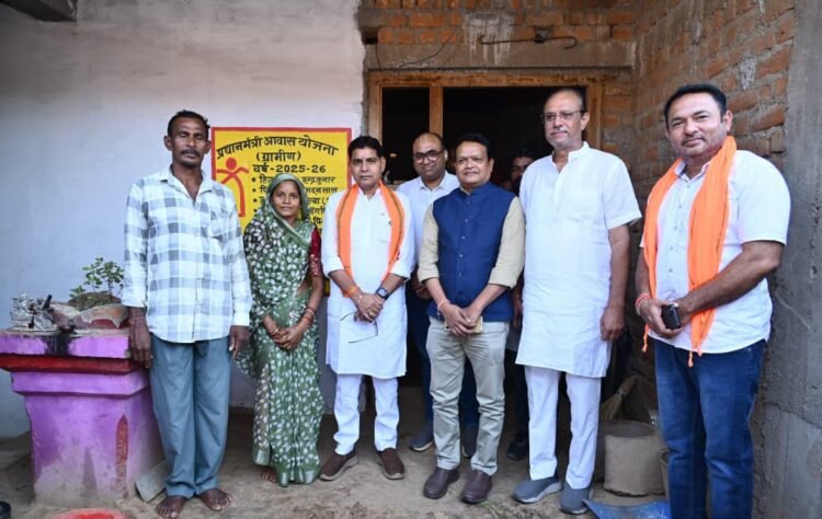 पक्का मकान, गैस, नल-जल और महतारी वंदन से बदली ग्रामीण परिवार की जिंदगी, मंत्री वर्मा ने लिया जायजा