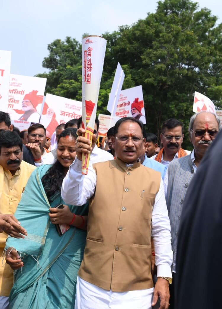 CM साय ने हाथों में मशाल लेकर की ‘सेवा ज्योति यात्रा’ की अगुवाई, 38 स्थानों पर बनेंगे ‘सेवा ज्योति संकल्प चौक’