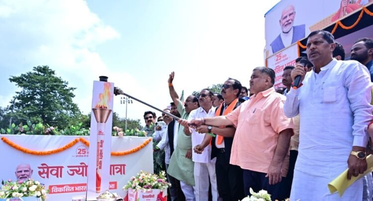 जशपुर में ‘विकसित भारत संकल्प सभा’ के बाद निकली सेवा ज्योति यात्रा, मंत्री राजेश अग्रवाल ने दिलाया राष्ट्रसेवा का संकल्प