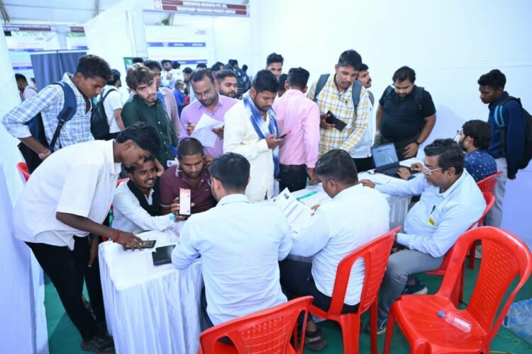 रायपुर रोजगार मेले में युवाओं का उत्साह, 5,018 ने कराया पंजीयन; 2 हजार से अधिक अभ्यर्थियों का प्रारंभिक चयन