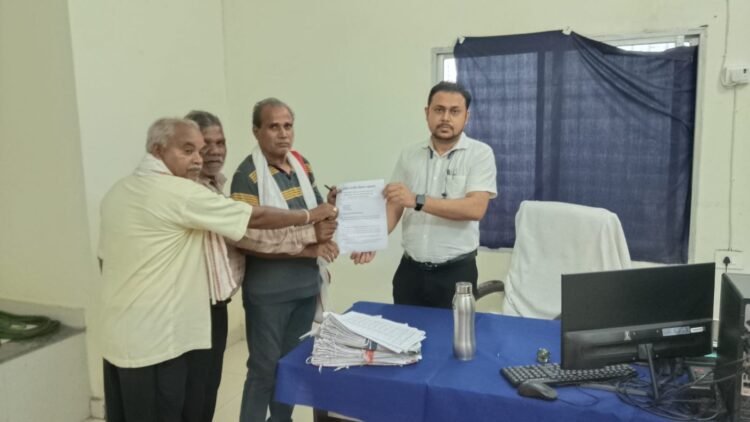 अखिल भारतीय किसान महासभा के साथ विभिन्न जन संगठनों के प्रतिनिधियों ने राष्ट्रपति के नाम सौंपे ज्ञापन में मुख्य चुनाव आयुक्त को बर्खास्त करने की जोरदार ढंग से उठाई मांग