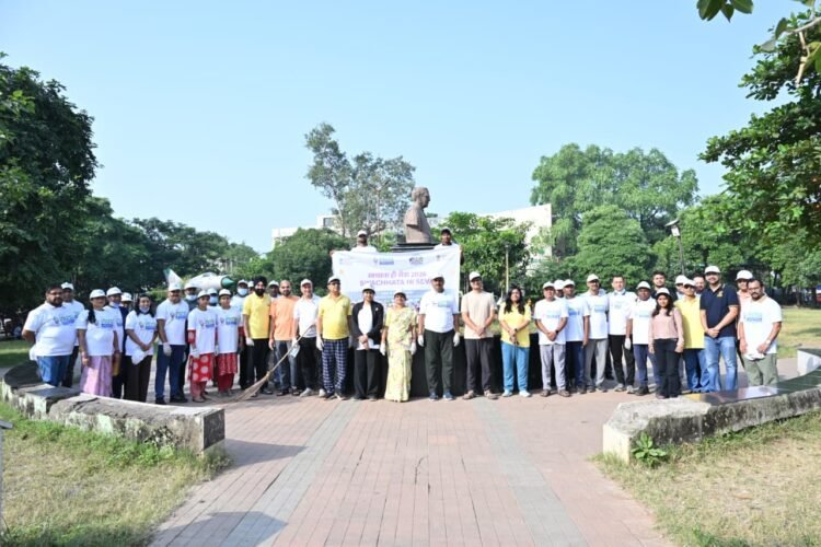 रायपुर नगर निगम मुख्यालय में स्वच्छता श्रमदान, आयुक्त सम्बित मिश्रा ने दिलाई स्वच्छता की शपथ; स्वच्छ और स्वस्थ रायपुर का लिया संकल्प