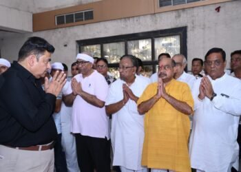 रायपुर उत्तर विधायक पुरन्दर मिश्रा ने स्वर्गीय खेमचंद मिरघानी को दी श्रद्धांजलि, शोकाकुल परिवार से मिलकर जताई संवेदना