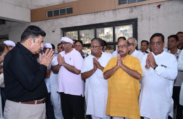 रायपुर उत्तर विधायक पुरन्दर मिश्रा ने स्वर्गीय खेमचंद मिरघानी को दी श्रद्धांजलि, शोकाकुल परिवार से मिलकर जताई संवेदना