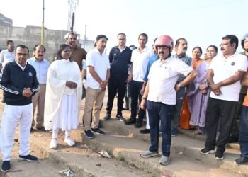 अंबिकापुर में स्कूटी से निकले डिप्टी CM अरुण साव, सफाई व्यवस्था का लिया जायजा; केरसु तालाब सुधारने और सड़क काम जल्द शुरू करने के दिए निर्देश