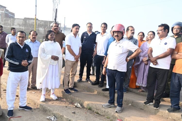 अंबिकापुर में स्कूटी से निकले डिप्टी CM अरुण साव, सफाई व्यवस्था का लिया जायजा; केरसु तालाब सुधारने और सड़क काम जल्द शुरू करने के दिए निर्देश