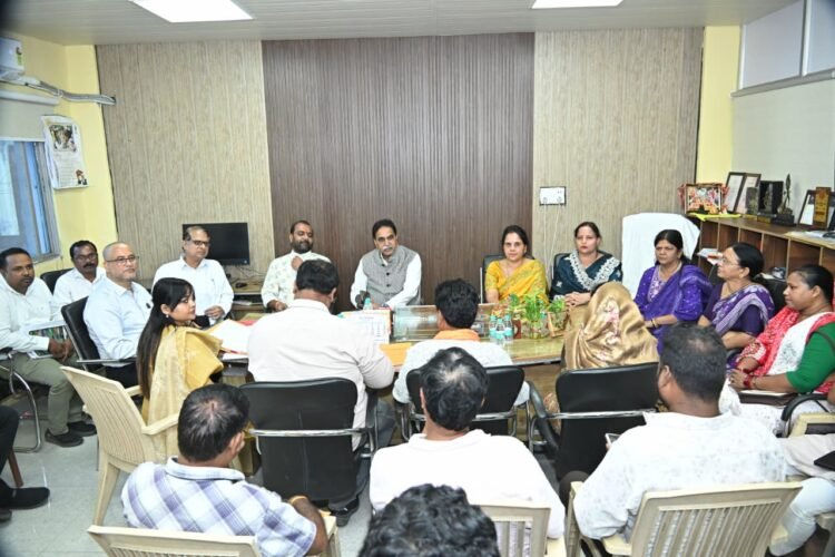 रायपुर पश्चिम में विकास कार्यों की समीक्षा, विधायक राजेश मूणत ने दीपावली से पहले स्ट्रीट लाइट दुरुस्त करने के दिए निर्देश; पेयजल और सफाई व्यवस्था पर भी जोर