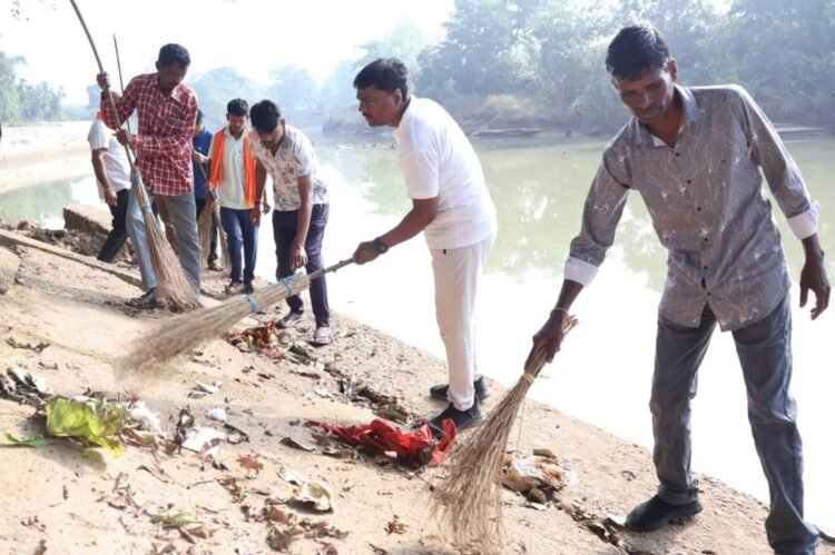 सेवा संकल्प अभियान के तहत बस्तर के रामपुर आश्रम में स्वच्छता अभियान, वन मंत्री केदार कश्यप ने ग्रामीणों के साथ किया श्रमदान