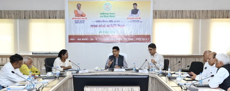 उच्च शिक्षा में बड़े बदलाव की तैयारी, मंत्री टंक राम वर्मा ने दिए निर्देश; NEP-2020 के तहत इंटर्नशिप, प्रशिक्षण और निगरानी पर जोर