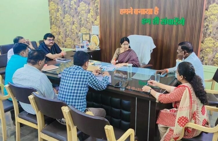शहर में चल रहे छोटे-बड़े निर्माण कार्यों की महापौर अलका बाघमार ने अफसरों के साथ की समीक्षा