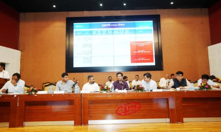 रायपुर नगर निगम की समीक्षा में प्रमुख सचिव सोनमणि बोरा सख्त, सफाई और पीएम आवास योजना में लापरवाही पर फटकार; 2 अधिकारियों को नोटिस जारी करने के निर्देश