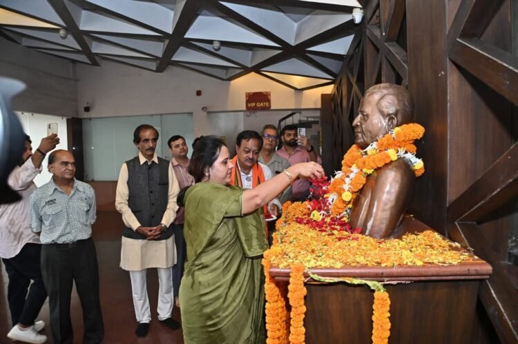 स्वतंत्रता संग्राम सेनानी कमल नारायण शर्मा की जयंती पर महापौर मीनल चौबे ने अर्पित की श्रद्धांजलि, राजधानीवासियों की ओर से किया नमन