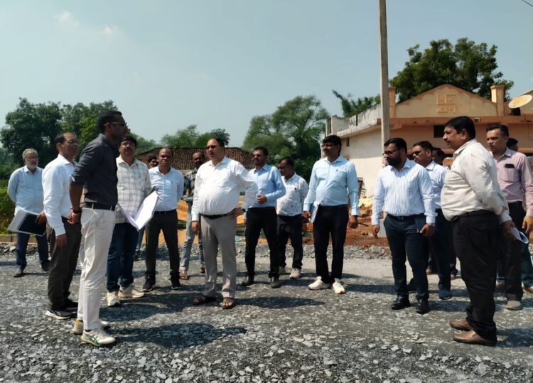 बरसात के बाद निर्माण कार्यों में आएगी तेजी, PWD सचिव मुकेश बंसल ने गरियाबंद में सड़कों, पुलों और भवनों का किया निरीक्षण