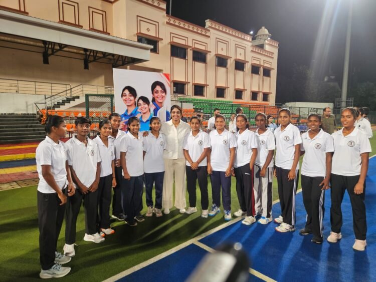 अंतरराष्ट्रीय क्रिकेटर हरलीन देओल ने रायपुर हॉकी अकादमी के खिलाड़ियों को किया प्रेरित, बोलीं- मेहनत और आत्मविश्वास से पूरा करें देश के लिए खेलने का सपना