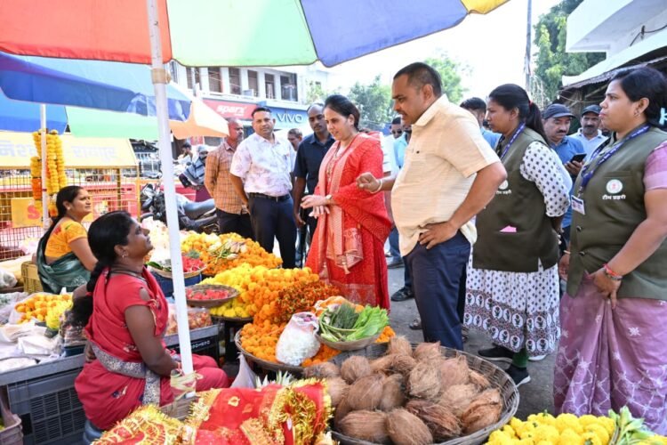 नवरात्रि में महामाया मंदिर पहुंच मार्ग का महापौर मीनल चौबे ने किया औचक निरीक्षण, सफाई व्यवस्था दुरुस्त रखने और सड़क पर अतिक्रमण करने वालों पर कार्रवाई के निर्देश