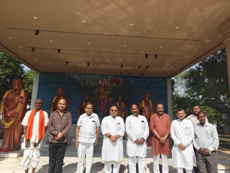 राजमाता विजयाराजे सिंधिया की जयंती पर भाजपा प्रदेश कार्यालय में श्रद्धांजलि, संगठन महामंत्री कर्मवीर सिंह ने किया नमन