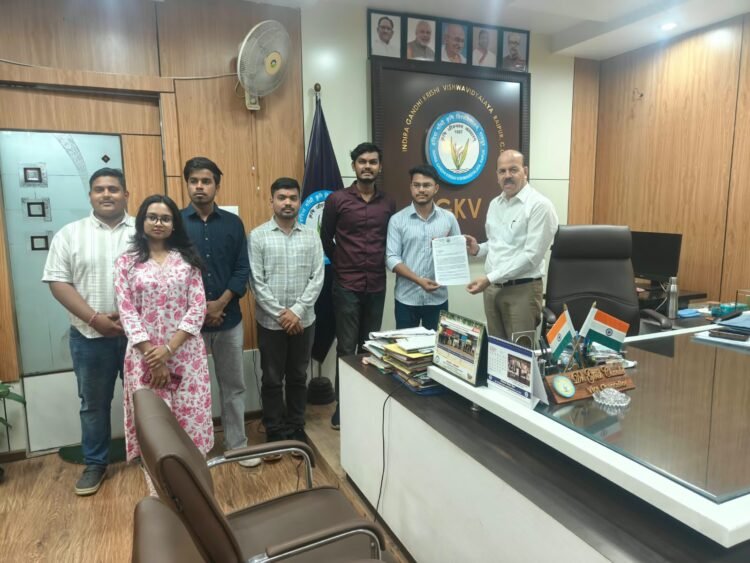 107 में से 100 विद्यार्थी अनुत्तीर्ण घोषित, ABVP ने IGKV कुलपति को सौंपा ज्ञापन; निःशुल्क पुनर्मूल्यांकन सहित प्रमुख माँगों पर बनी सहमति